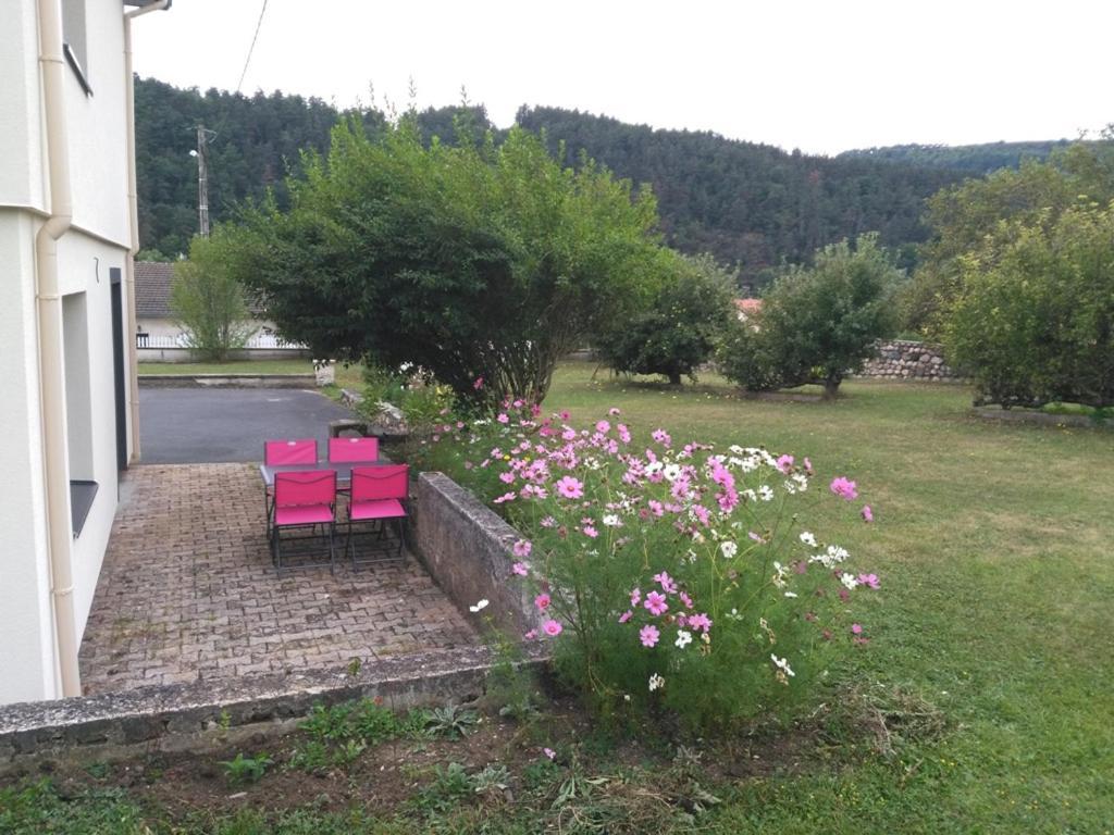 Gîte Le temps d'une pause terrasse et piscine Coubon Extérieur photo